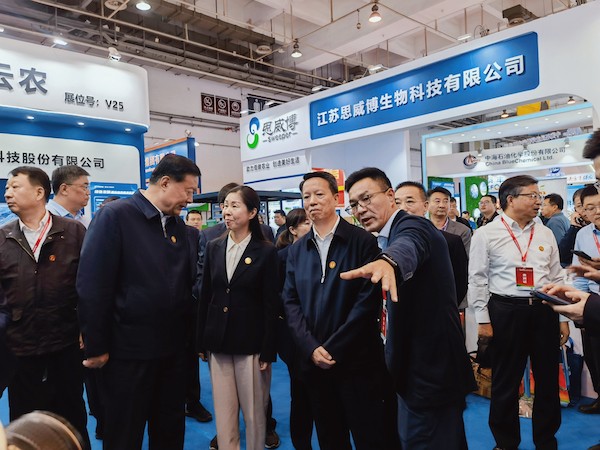 1697791569607058.jpg 1-农业农村部总畜牧师、农村合作经济指导司司长张天佐,全国农业技术推广服务中心党委书记张晔一行莅临托普云农的副本.jpg